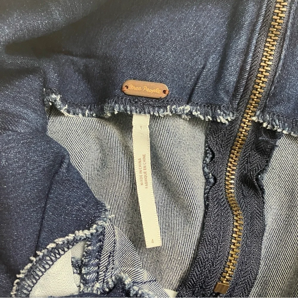 FREE PEOPLE dark wash stretch denim mini skirt with belt